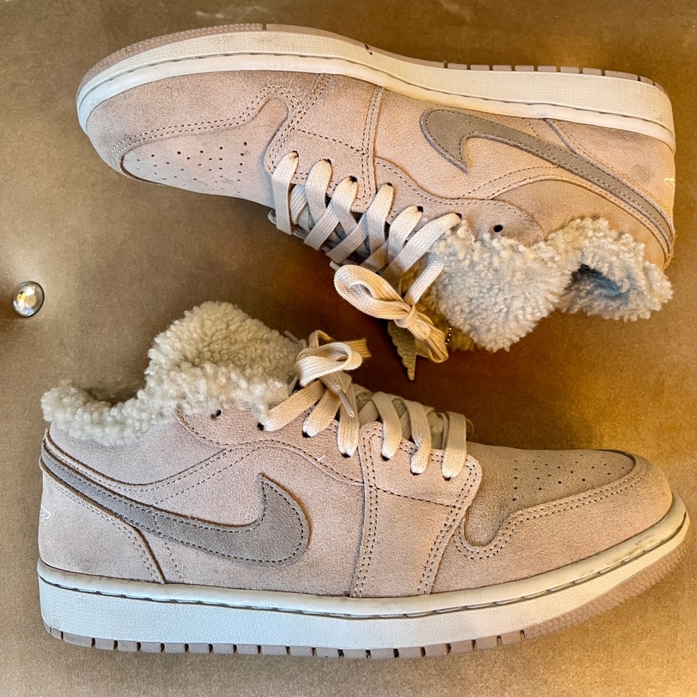 AIR JORDAN WOMENS 1 LOW SE SHERPA FLEECE {10.5}